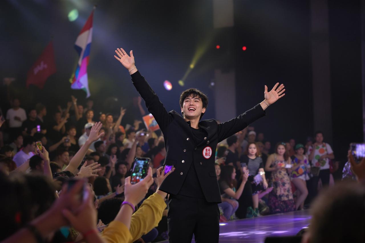 91网站影迷见面会圆满举行，万名粉丝热情参与